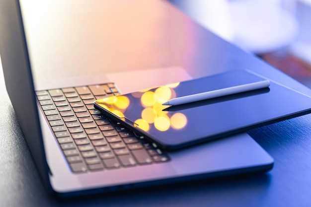 Как определить, обязан ли конкретный налогоплательщик предоставлять расчет и производить авансовые платежи? Прежде всего, необходимо выяснить размер СГД, полученного два года назад. Следовательно, в 2025 году следует проверить отчетность за 2023 год (он предшествующий предыдущему налоговому периоду). В 2023 году ставка МРП составляла 3 450 тенге. Это означает, что если доход компании в 2023 году превысил 325 000 × 3 450 = 1 121 250 000 тенге, то в 2025 году необходимо будет уплачивать авансовые платежи по КПН. Исключения касаются некоторых категорий налогоплательщиков.