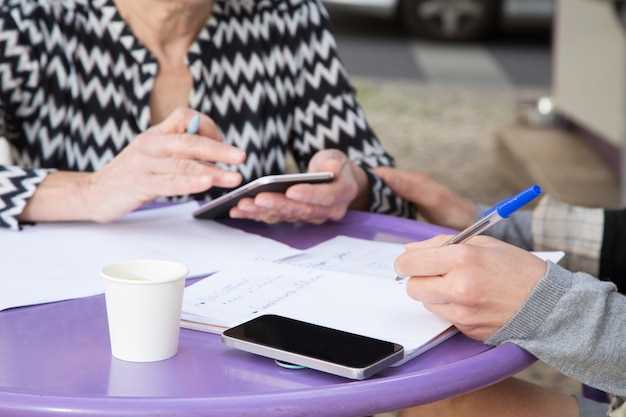 Важно помнить, что если предусмотрены авансовые платежи, то уплата социальных взносов может быть связана и с этими выплатами, особенно если авансы были начислены и выполнены работы в один и тот же налоговый период. В таком случае начисление взносов может происходить на основании подписанного акта и отражается в декларации по налогам.