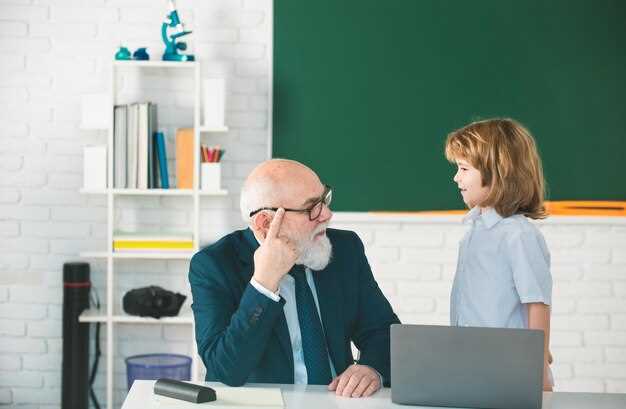 Время от времени учителя оказывают услуги репетиторства, помогают с подготовкой к школьным экзаменам и занимаются подобной деятельностью. Конечно, такую работу можно оформить официально, зарегистрировавшись в качестве плательщика единого социального налога. Однако, в случае необходимости аренды офисного пространства, появляется необходимость зарегистрироваться как индивидуальный предприниматель. Позволяет ли законодательство педагогам государственных учебных заведений заниматься предпринимательством параллельно с их основной профессией? Нужно ли уплачивать взносы на обязательное социальное медицинское страхование, если они уже делают это по основному месту работы? Попробуем разобраться в этом вопросе.