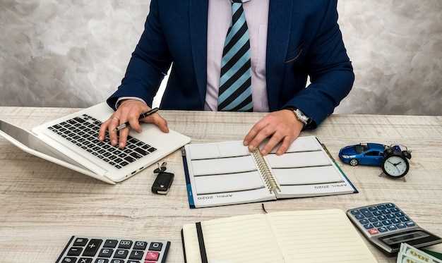 Сумма ИПН определяется путем применения ставки, установленной в статье 320 НК РК (10%), к облагаемому доходу в момент выплаты. Удержание налога осуществляется налоговым агентом не позднее дня, когда производится выплата налогооблагаемого дохода.