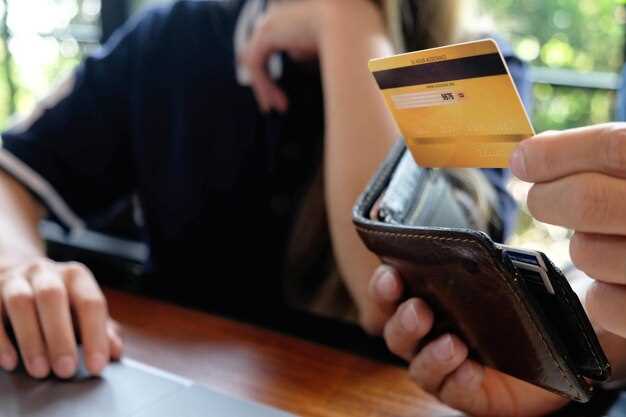 Когда речь идет о выпуске карты для несовершеннолетнего, банк будет собирать информацию и разрешение от законного представителя, касающееся возможных операций по карте, предельной суммы отдельных сделок и условий пополнения счета третьими лицами. Несовершеннолетнему будут доступны операции в рамках ограничений, установленных его законным представителем. Однако законный представитель имеет право отказаться от установления этих ограничений, что позволит несовершеннолетнему более свободно распоряжаться своими финансами в пределах установленных рамок.