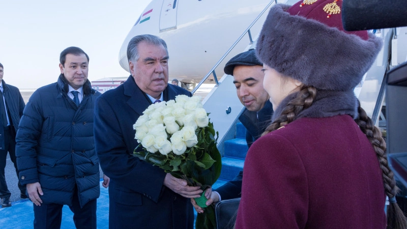 Президент Таджикистана прилетел в Астану