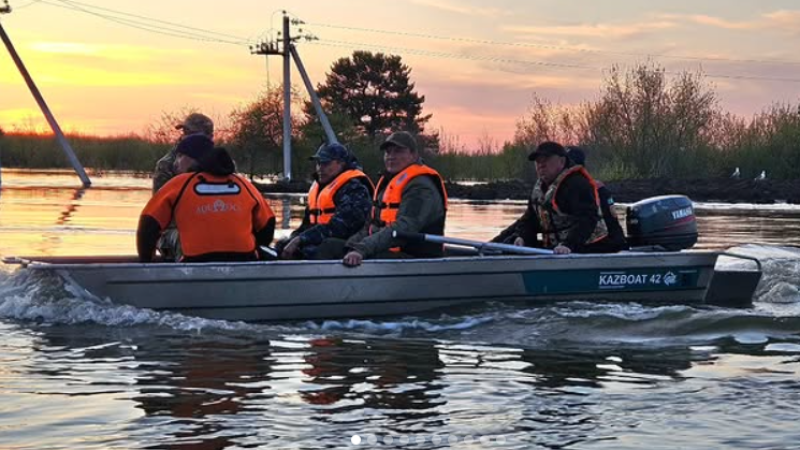 Аким СКО на лодке провёл обследование подтопленного пригорода Петропавловска