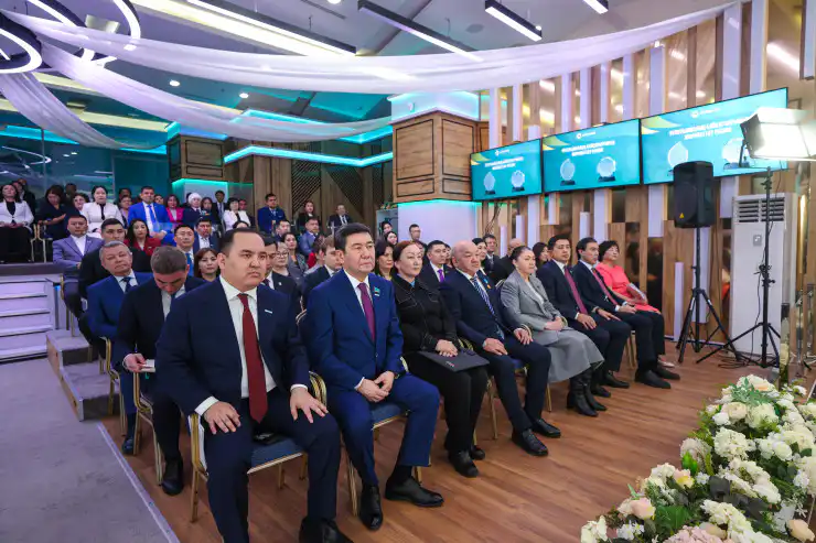 Ерлан Кошанов на собрании партии Amanat