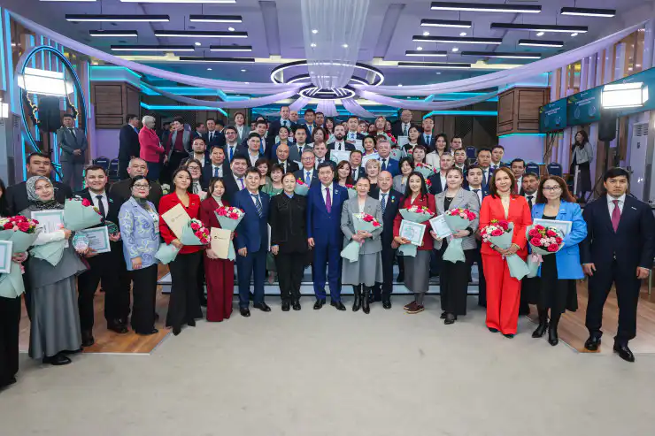 Поздравление новых членов партии Amanat