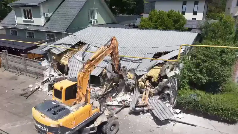 Алматы: где пена и вода уступили место строительной пыли