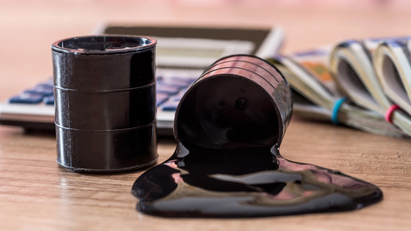Цены на нефть марки Brent опустились ниже 61 доллара впервые с марта 2021 года