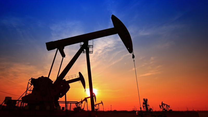 Мировые цены на нефть продолжают снижаться цена Brent достигла 63 долларов за баррель