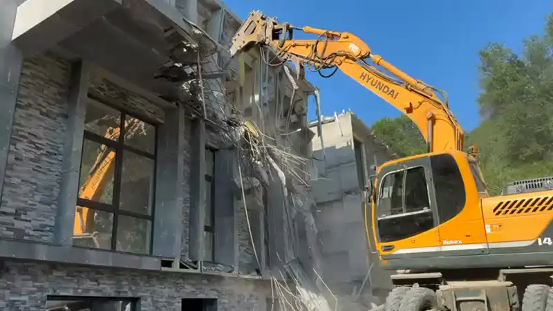 Алматы: два трехэтажных гиганта легли на дно, как карточные домики под порывом ветра