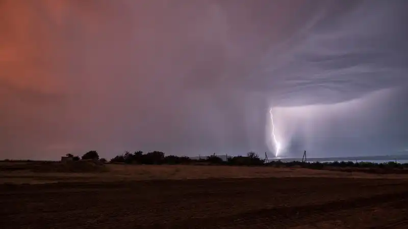 21 мая Казахстан ощутит на себе мощь небесного художника: грозовые мазки и ветровые штрихи в городских пейзажах