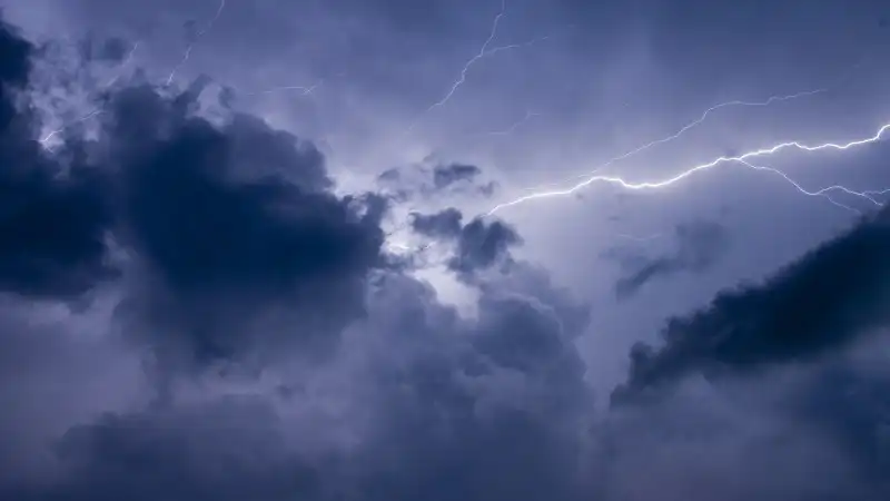 Казахстан под дождевым зонтом: 24 мая грозы накроют городские пейзажи