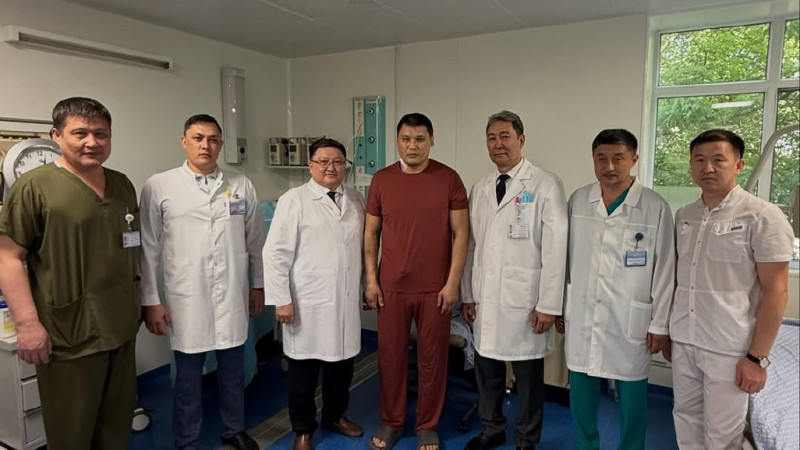 Заместитель акима Шымкента Руслан Берденов опубликовал фото из больницы после покушения
