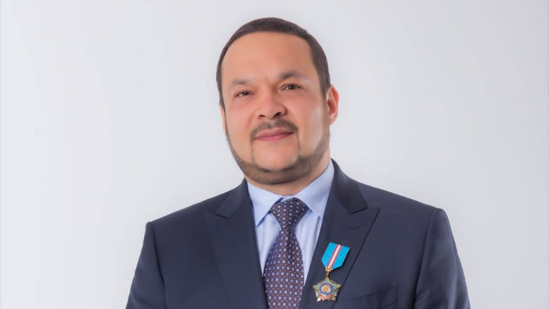 По словам депутата Авершина, маслихатам следует прекратить функционировать как нотариальная палата акимата