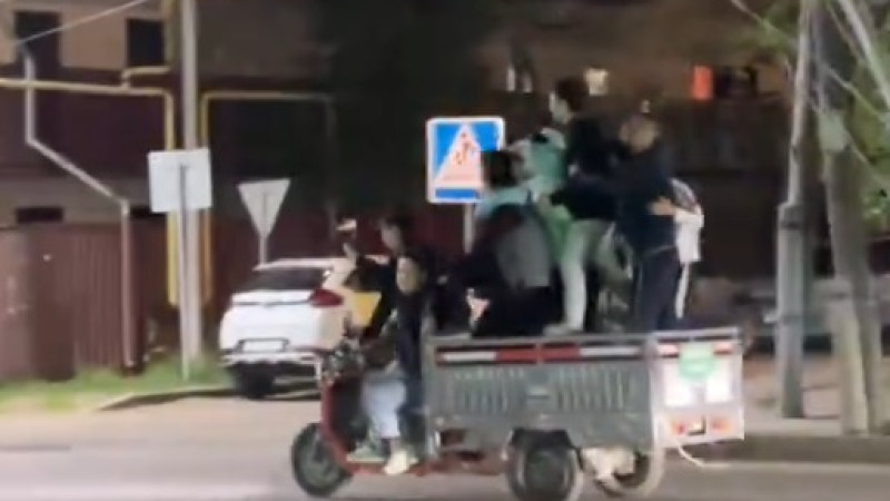 На мотоцикле девять подростков устроили опасное "шоу" в Алматы