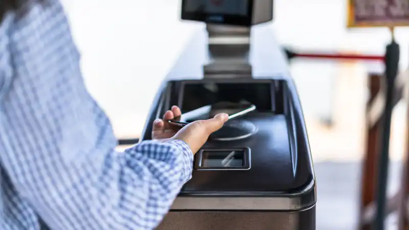 Метро Алматы: проезд на крыльях технологий — расплатись картой или смартфоном!