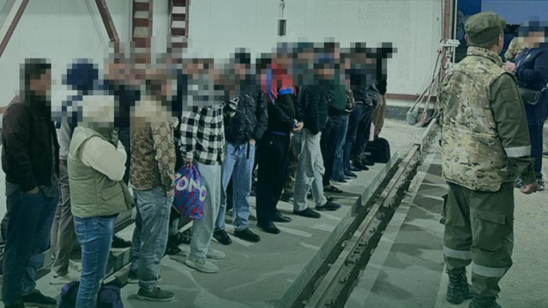 В Актюбинской области обнаружены 29 нелегальных мигрантов в фуре, начато расследование