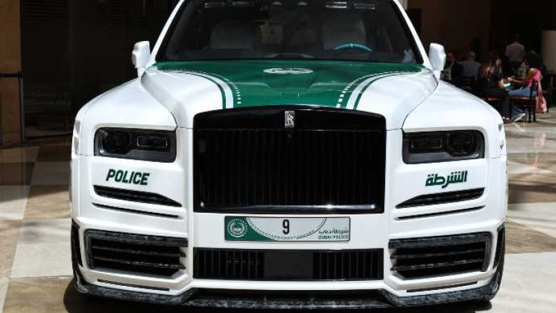Полиция Дубая обновила свой автопарк, добавив эксклюзивный Rolls-Royce