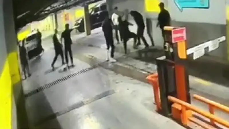 Паркинг как арена: битва титанов под светом неоновых огней