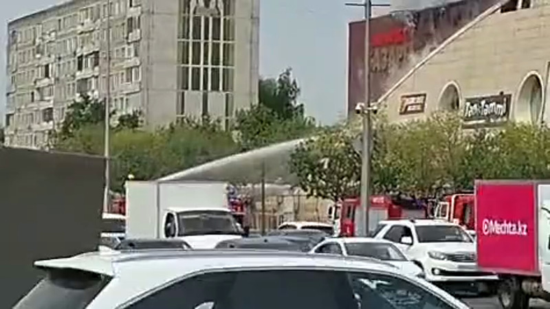 Пожар на "Шапагате" тушат свыше 70 спасателей