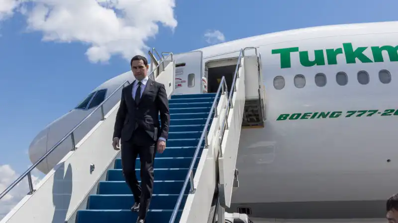 Восточный ветер перемен: Туркменский лидер приземлился в сердце Казахстана