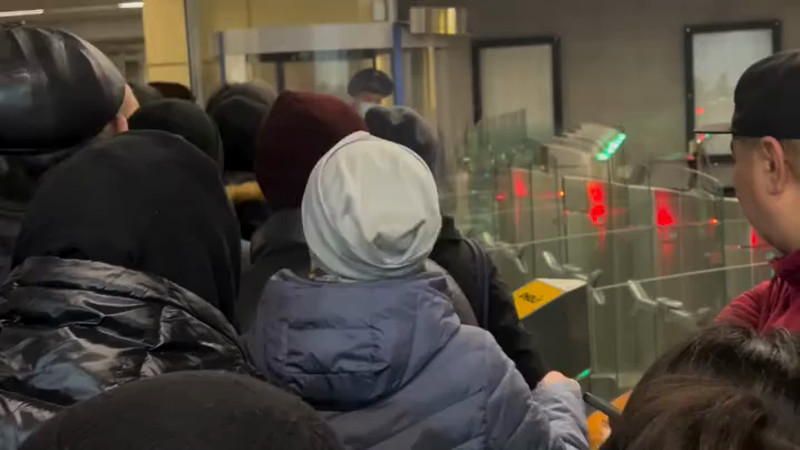 В метро Алматы возникло столпотворение из-за неполадки в системе "Онай"