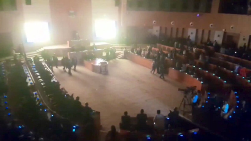 В парламенте Зимбабве во время обсуждения бюджета страны отключили свет