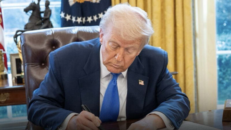 Трамп продлил санкции против России на еще один год