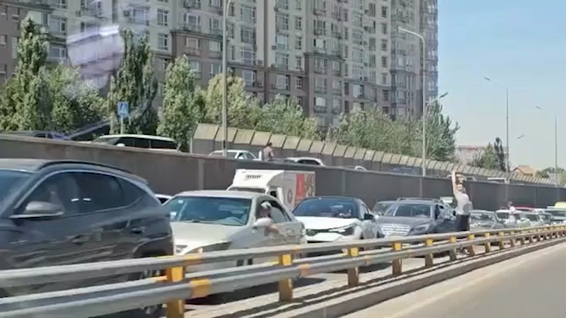 Алматинцы сообщают о транспортных заторах на проспекте аль-Фараби