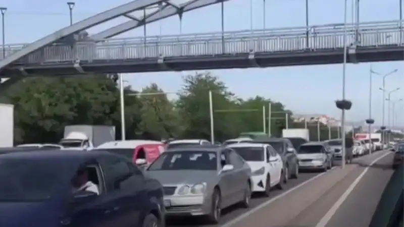 Новый аким в пробках: рабочие поездки не виноваты в дорожных заторах, как дождь не виноват в лужах