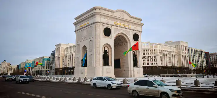 Флаги Гвинеи-Бисау и Казахстана на проспекте Мангилик ел в Астану