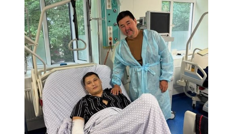 В сети появилось фото раненого заместителя акима Шымкента в больнице