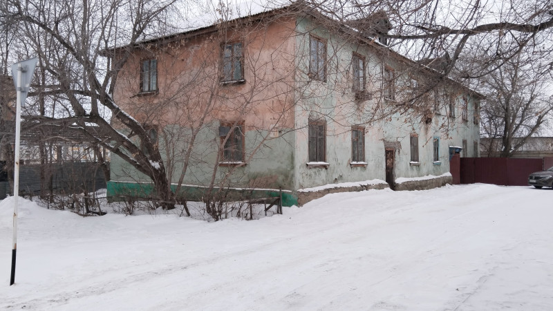 Я хожу в туалет в куртке и шапке, что говорит о жизни в "домах-призраках" Казахстана