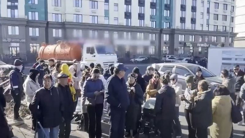 Жильцы ЖК New City, недовольные ситуацией, вышли на протест в Атырау