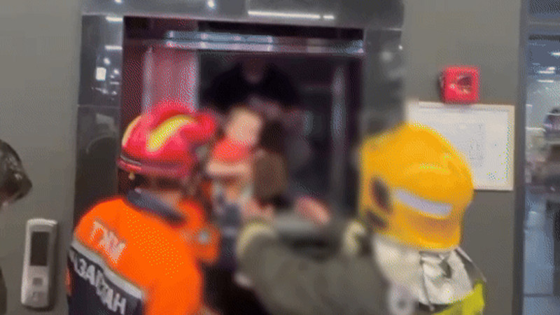 Застряли в лифте с младенцем, и астанчане нуждались в помощи спасателей