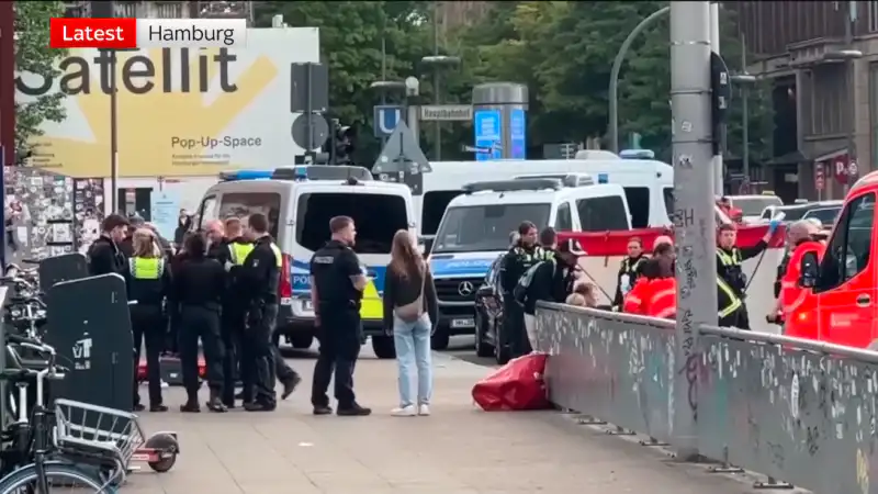 Танец хаоса на вокзале Гамбурга: 17 человек в вихре бедствия