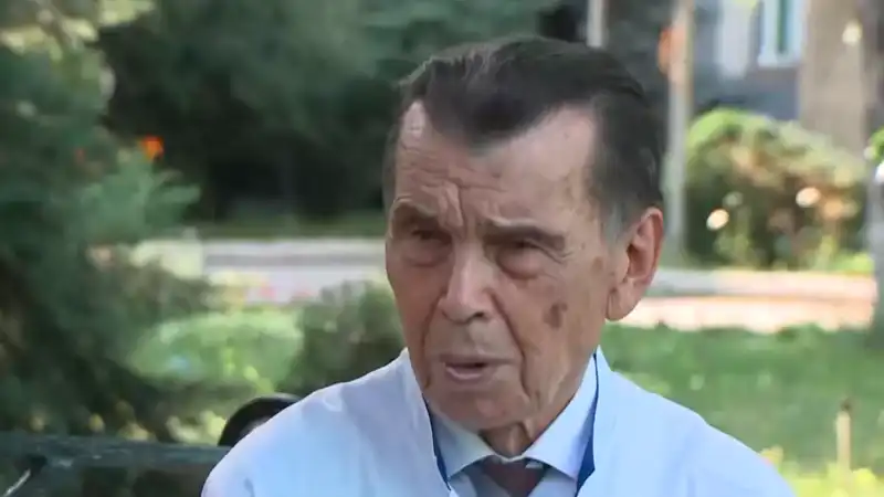Общественность восхищена преданностью 86-летнего врача, продолжающего заботиться о пациентах в Алматы Астане