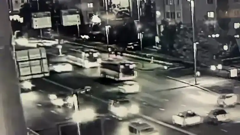 Когда автобус решил поиграть в «встречу с препятствием» — авария в Астане на видео