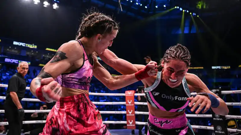 Казахстанский спорт на распутье: поцелуй в октагоне и новый старт в BKFC для Марии Агаповой Астане