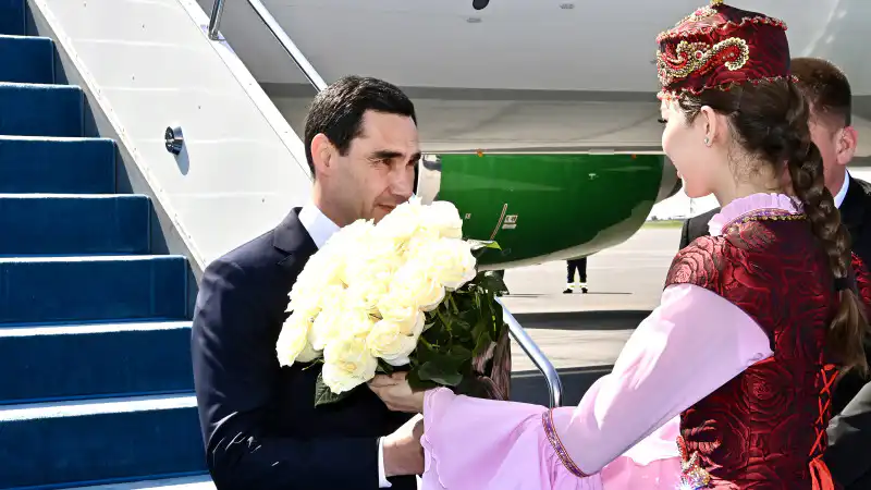 Соседские мосты: Сердар Бердымухамедов приземлился в Казахстан для новых горизонтов сотрудничества Астане