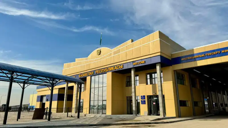 Граница как муравейник: автомобили застыли в ожидании, словно в вечной пробке времени Астане