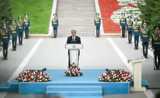 Симфония гордости: флаг Казахстана взмывает к небесам под аккорды единства