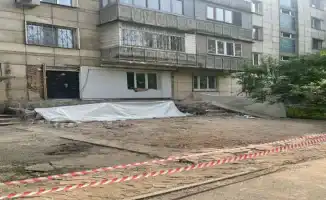 В Алматы на улице Абая снесли незаконную пристройку к многоэтажному дому 15 октября 2023 года