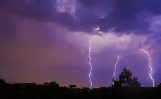 Казахстан под натиском небесного художника: грозы и дожди рисуют картины на фоне южного зноя