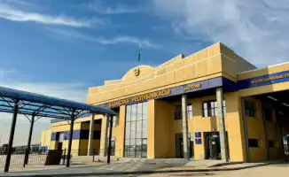 Граница как муравейник: автомобили застыли в ожидании, словно в вечной пробке времени