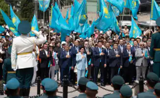 Алматы: флаг, как символ гордости, взмыл в небеса, словно мечты горожан