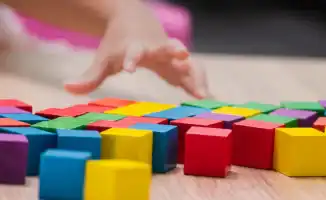 Шымкент: Воспитательница частного детсада задержана за жестокое обращение с детьми на улице Абая