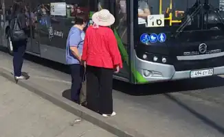 Опасная остановка на выезде из Алматы: житель Наурызбайского района требует безопасного прохода к автобусам