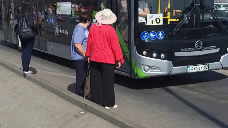 Опасная остановка на выезде из Алматы: житель Наурызбайского района требует безопасного прохода к автобусам Астане