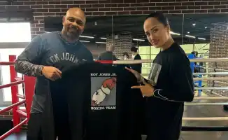 Милана Сафронова из Алматы одержала победу в дебюте на профессиональном ринге с помощью советов Роя Джонса