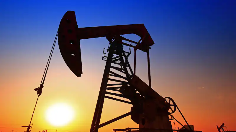 Цена на нефть восстанавливается после двухмесячного спада накануне саммита на Аляске, где ожидается встреча президентов США и России - Трампа и Путина. Это восстановление происходит на фоне ожиданий, связанных с предстоящими переговорами между двумя стран Астане